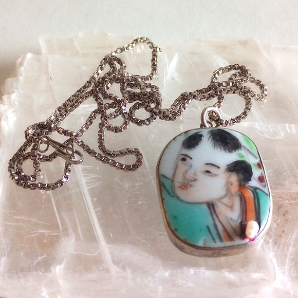 VINTAGE CHINESE HAND PAINTED PORCELAIN YOUNG BOY ENHANCED W/ PEARL  PENDANT 24" - Picture 3 of 4
